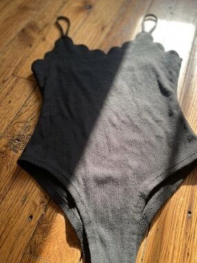 SHEIN Black Scalloped Edge Ribbed Bodysuit